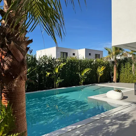 Villa Nicos *